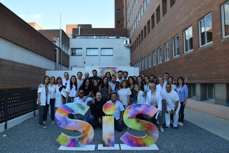 Despedida de los 17 residentes formados en el CHV-FHSC que finalizan este mes de septiembre la etapa docente, acompañados de la representación del equipo docente