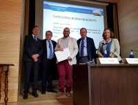 El residente de Geriatría Santiago Castejón recoge el premio de la Beca de formación para residentes