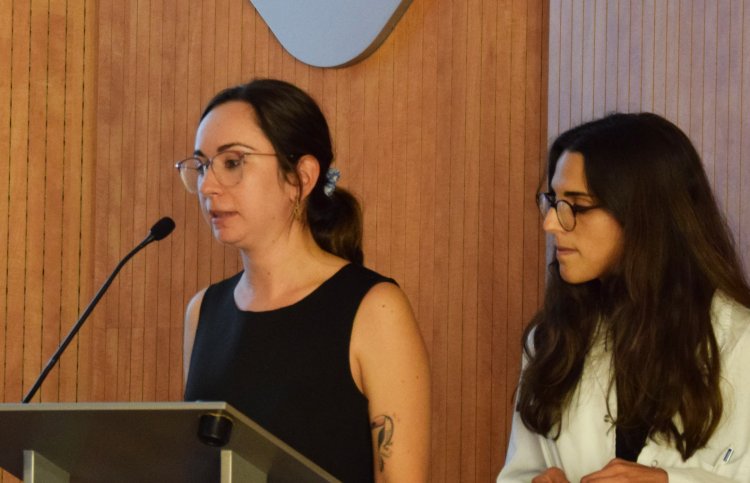 Clàudia Pujol i Marina Lobaco durant l'acte d'entrega dels reconeixements anuals de recerca del CHV